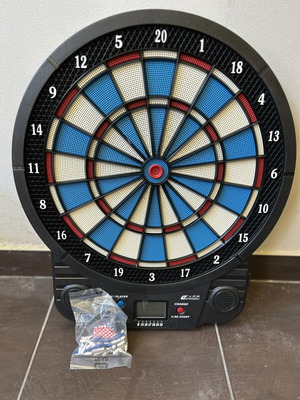 Electronic dartboard with darts