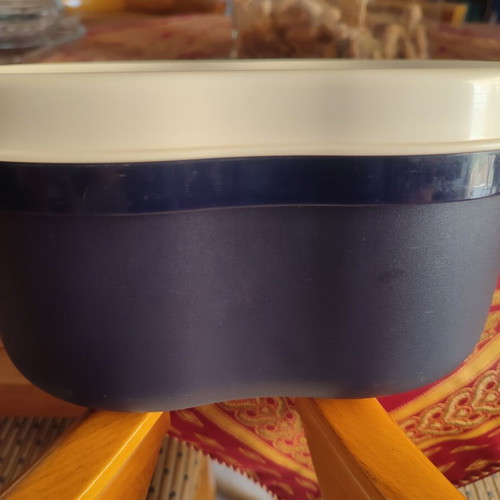 Tupperware bread box used, dimensions 25x21x13 cm