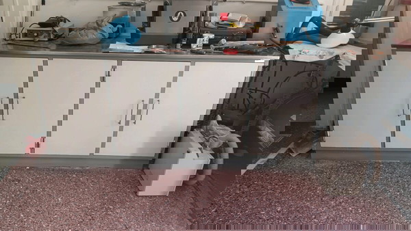 πάγκος μεταλλικός με ντουλάπια