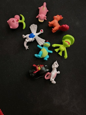 Pokemon mini figures 8 pieces like new