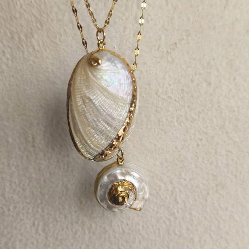 Necklaces with shells like new, white and gold, set of 2