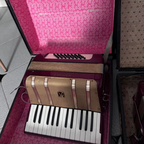Hohner Starlet 40 Accordion like new with original case 1974