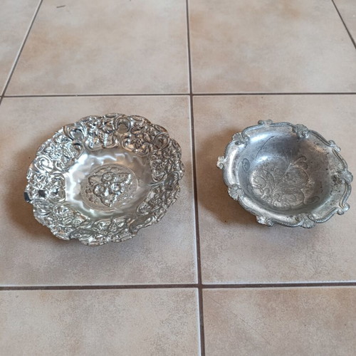 Vintage decorative platters set of 2, like new, embossed designs