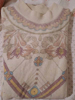 Knitted women's sweater like new, ecru with subtle patterns, size L