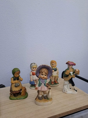 Vintage porcelain figurines set of 5, like new, West Germany style