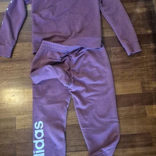 Adidas set medium used, missing drawstring on pants