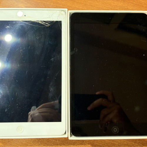 iPad Mini set of 2 used, one with broken screen, one for parts