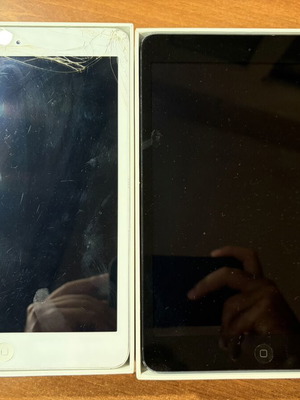 iPad Mini set of 2 used, one with broken screen, one for parts