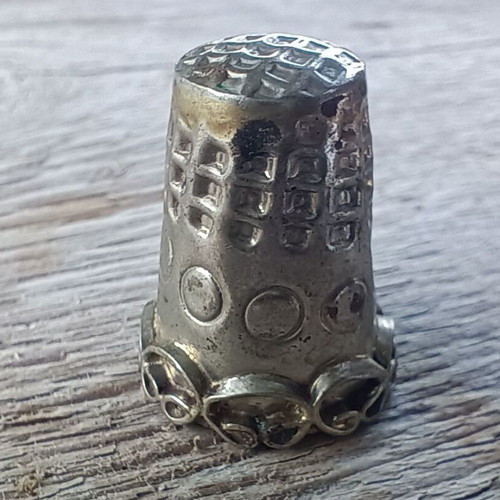 Vintage silver thimble with filigree design like new