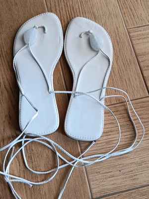 White sandal that ties on the calf size 39 like new