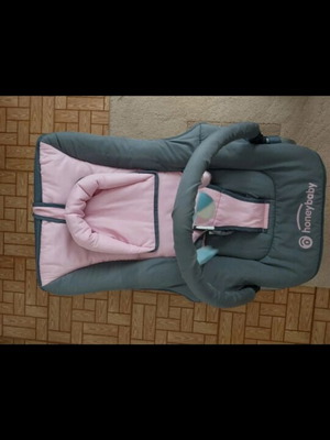 Honeybaby бебешки шезлонг със сваляща се арка с играчки в сиво и розово