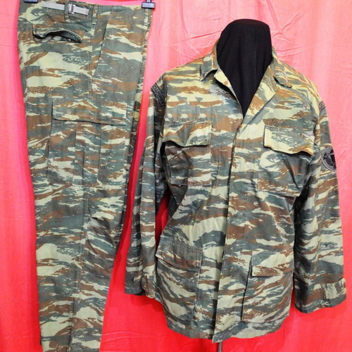 Camouflage uniform with commando insignia like new, large size