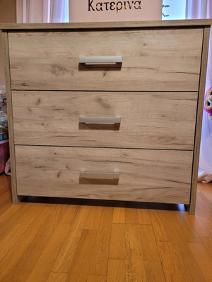 Συρταριέρα σε γκρι-μπεζ αποχρώσεις σαν καινούργιο