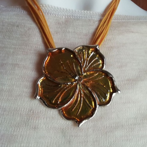 Steel flower necklace yellow to gold, new with 9 cords