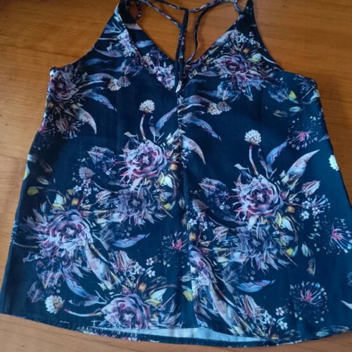 Hailys blouse like new, size S, black and purple