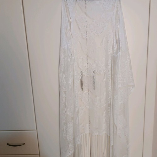 White caftan like new with lace and fringes
