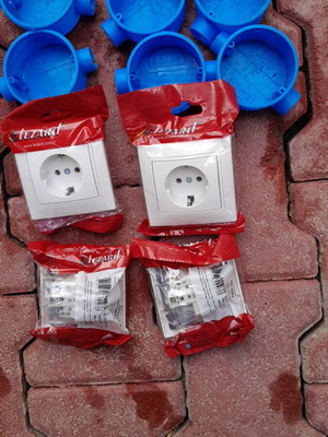 Lezard wall sockets new with boxes