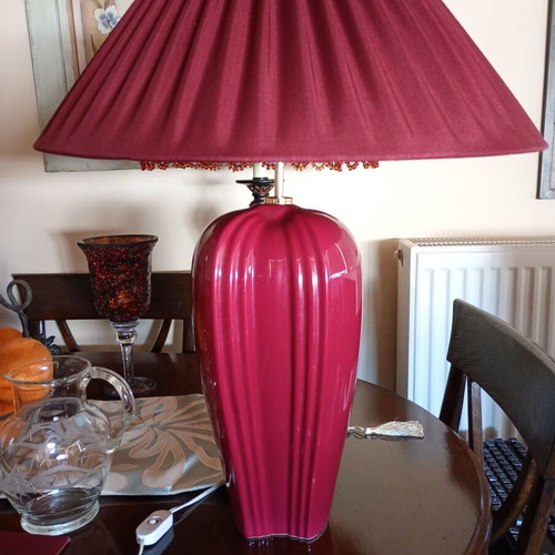 Porcelain table lamp like new, large, burgundy
