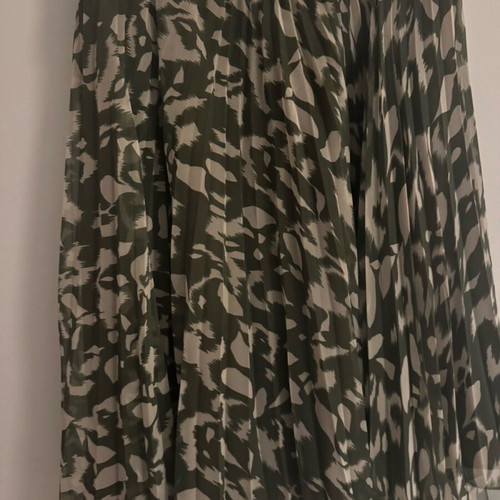 Pleated skirt used, knee-length, size M