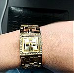  Guess ρολόι σε άριστη κατάσταση, χρυσό, εντυπωσιακό. Aγοράστηκε 220 ευρώ από το Attica. Πολυ ασφαλές κουμπωμα.