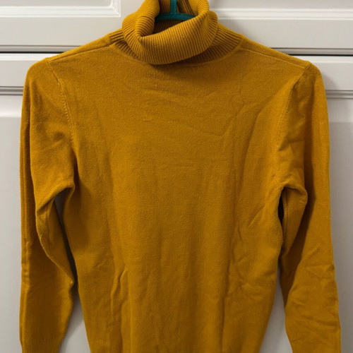 Mustard turtleneck sweater like new, one size