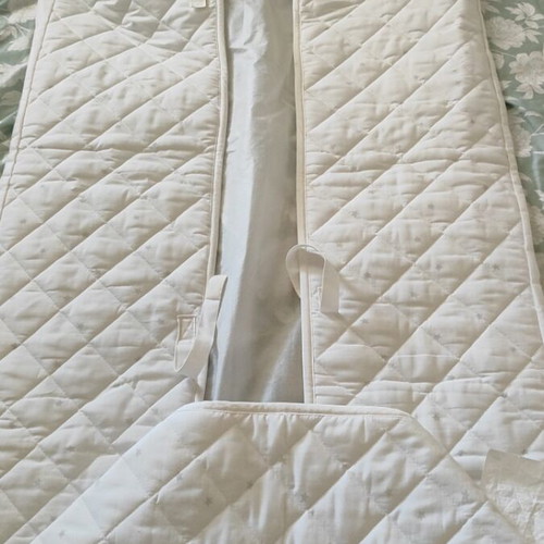 Cot bumper white with small stars like new