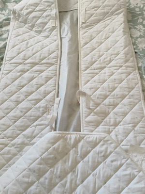 Cot bumper white with small stars like new
