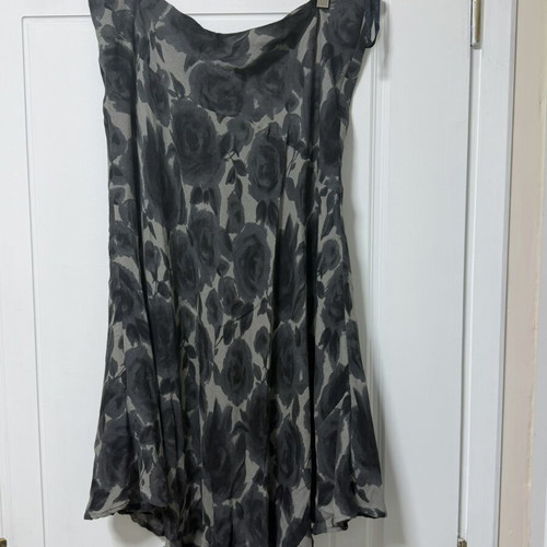 Skirt with grey flowers