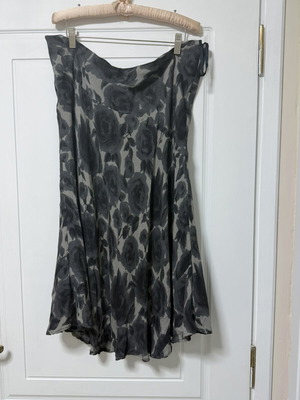 Skirt with grey flowers