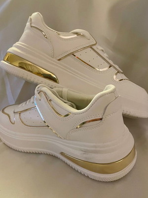 Атлетични обувки бели с златисто номер 39 нови