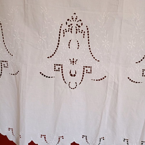 Cut white curtain used with scalloped edge 1.45x1.20