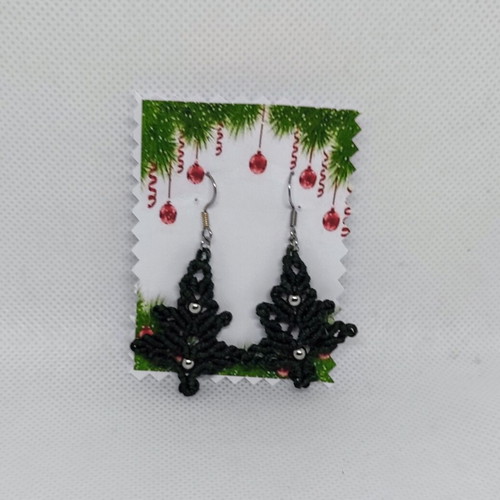 Macrame Christmas tree earrings new with steel beads