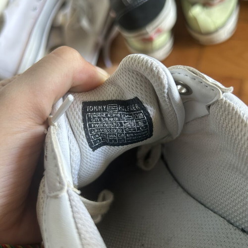 Tommy Hilfiger sneakers like new, size 40, white and silver