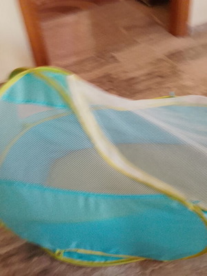 Portable children's beach tent like new with insect net, mattress, and carrying bag