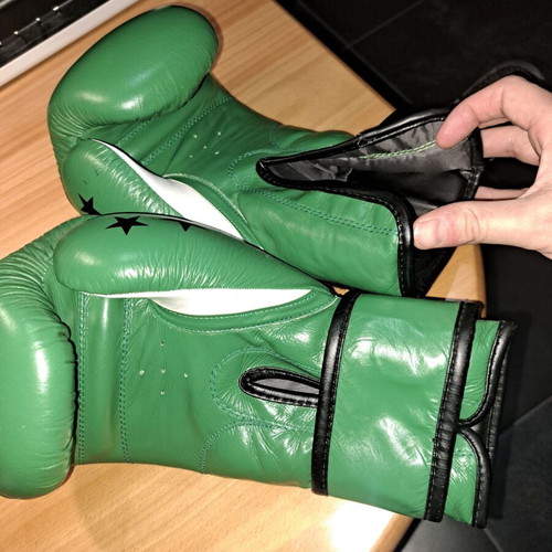 Force1 12Oz boxing gloves like new, leatherette
