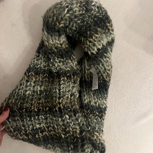 American Eagle hat and scarf like new, multicolored