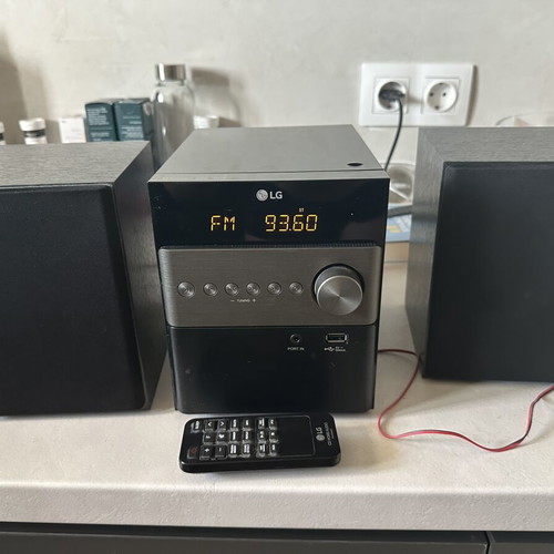 LG HiFi system like new with remote control