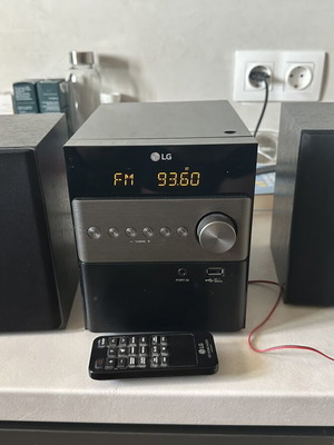 LG HiFi system like new with remote control