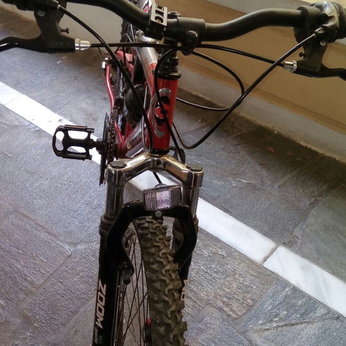 Cross mountain bike like new, 26 inch, disc brakes, front and rear suspension, red