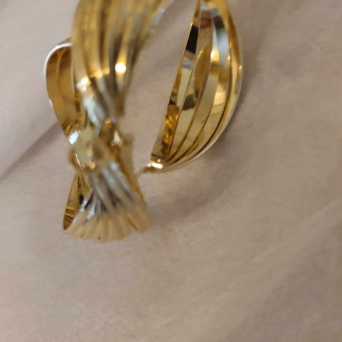 Asymmetric earrings with embossed ridges gold color new