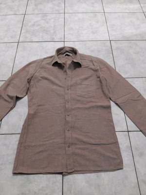 Πουκάμισο αντρικό χειμερινό μεταχειρισμένο με μουτζούρα στο μανίκι