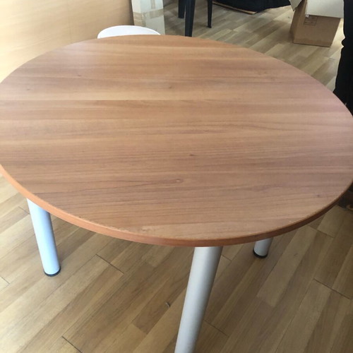 Living room table new, diameter 1 meter, height 74