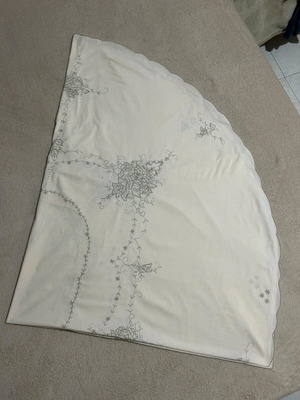 Oval tablecloth with embroidery like new, size 1.97x1.54cm