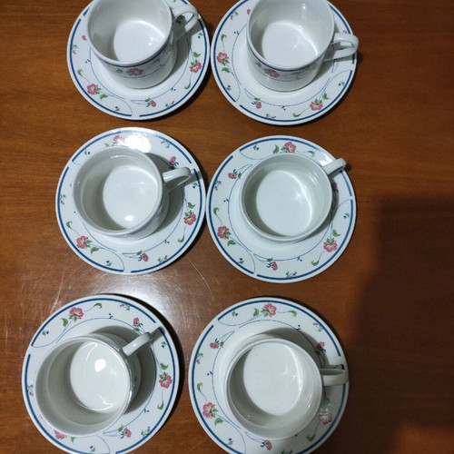 Tea cups like new, set of 6 with saucers
