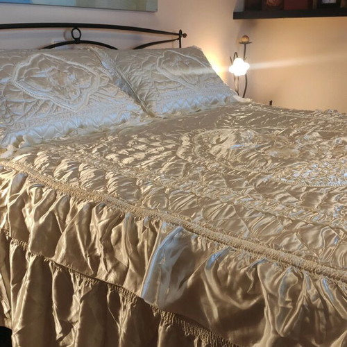Cotton satin bed cover like new, beige with pillowcases and quilted duvet