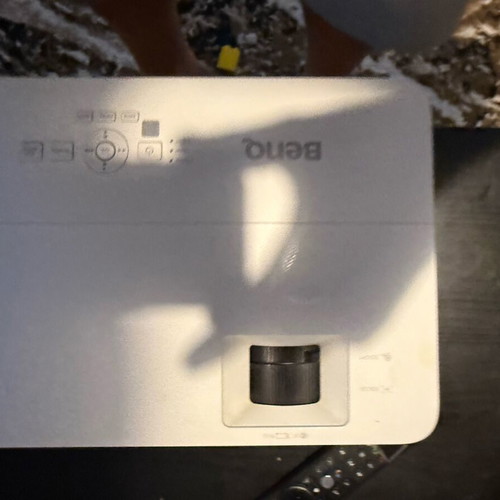 BenQ projector with built-in speakers 2021 model like new