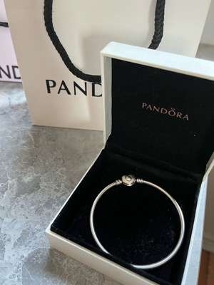 Pandora bracelet like new with defective clasp silver