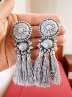 Boho earrings like new, gray