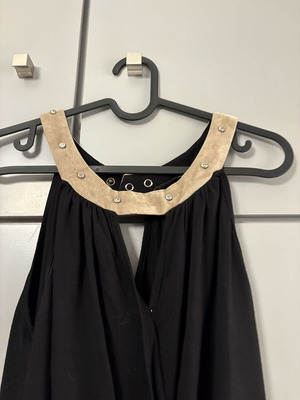 Black Sleeveless Blouse Medium/Large like new, elegant neckline