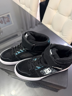 DC kids' athletic shoes size 35, black